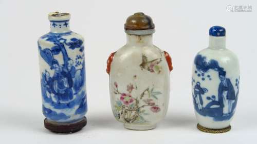 Lot de trois flacons tabatières de forme cylindrique, oblong et balustre en porcelaine bleu blanc, famille rose, décor de personnages, oiseaux et végétaux. <br/>Chine, XIX ème siècle.<br/>H. 6 cm, 6,4 cm et 7 cm