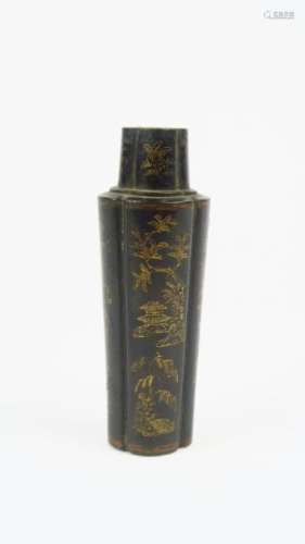 Vase miniature quadrilobé en bronze, décor niellé rehaussé d'arbres et végétaux, fond percé.<br/>Chine, XIX ème siècle. <br/>H. 8,2 cm<br/>(Manque le couvercle).