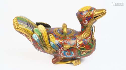 Verseuse en cuivre et émaux cloisonnés prenant la forme d'un canard, décorée en polychromie de dragons stylisés et de plumage.<br/>Chine, vers 1950.