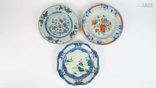 Lot comprenant trois assiettes en porcelaine famille rose pour l'une décor de paysage lacustre, l'autre en porcelaine Ducai décor floral. <br/>Chine période Qianlong<br/>Diam. 22 et 22,5 cm