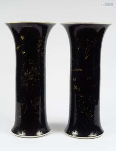 Paire de vases cornet en porcelaine émaillée noir miroir à décor or, marque au double cercles.<br/>Chine, dynastie QING, époque KANGXI, début XVIII ème siècle.<br/>H. 43,5 cm<br/>(Décor fortement estompé)