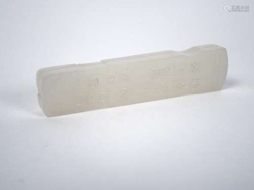 Boite allongée en jade blanc reprenant la forme d'un instrument de musique. <br/>Chine, dynastie Qing, période Jaiqing, fin XVIII ème siècle. <br/>Dim. 9,5 cm