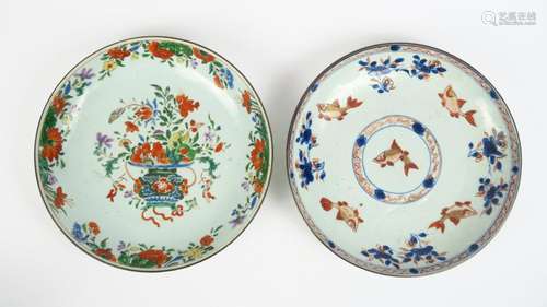 Deux assiettes en porcelaine polychrome l'une à décor Imari de poissons, l'autre aux émaux de la famille verte, à décor de bouquet de fleurs. <br/>Chine, XVIII ème siècle. <br/>Diam. 22 cm<br/>(Fels)