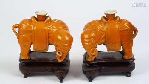 Deux sujets en porcelaine émaillée corail figurant des éléphants formant pique-fleurs, sur socle. <br/>Chine, dynastie Qing, XIX ème siècle.<br/>H. 9,5 cm<br/>(Petites égrenures et restaurations)