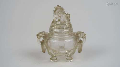 Vase tripode couvert en cristal de roche.<br/>Chine, vers 1900.<br/>H. 9 cm