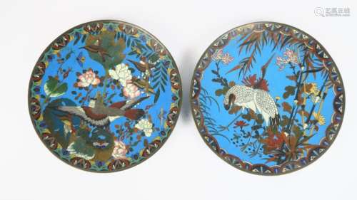 Paire de petits plats en émaux cloisonnés sur cuivre, décor polycyhrome sur fond bleu d'oiseaux parmi des bambous et chrysanthèmes.<br/>Japon, période Meiji vers 1880/1900.<br/>Diam. 30 cm
