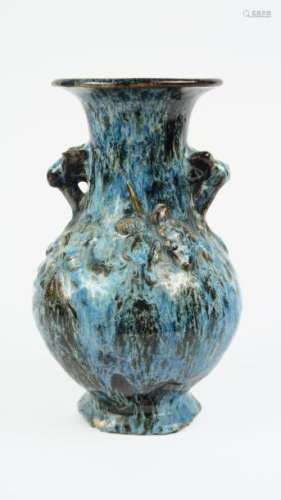 Vase ovoïde à col évasé en grès porcelaineux émaillé flammé bleu à décor de fleurs, 2 anses appliquées.<br/>Chine, XX ème siècle. <br/>H. 28 cm