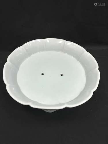 A Celadon Glazed Flower Basin