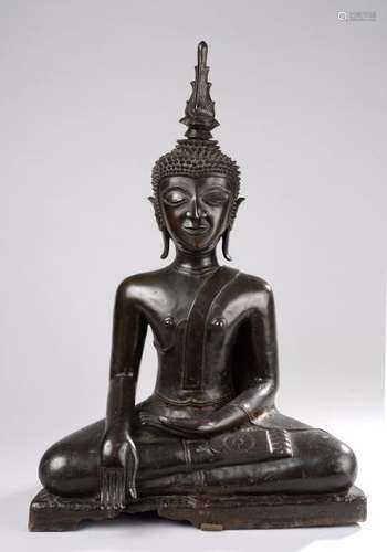 Buddha Maravijaya assis en posture dhyanasana les mains en bumishparshamudra et dhyanamudra, vêtu de sa robe monastique utarasanga et coiffé d'un important rasmi flammé surmontant sa protubérance crânienne ushnisha. Bronze à  patine brune. Royaume de Bansaï Fong. Laos. 16 ème à 17 ème siècle.59cm