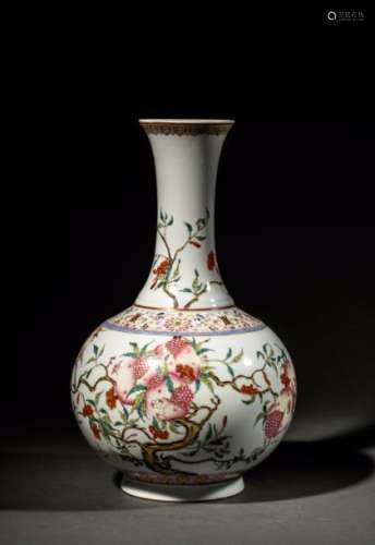 Vase en porcelaine de la famille rose à panse globulaire sur piédouche et haut col évasé à décor en émaux polychromes sur la couverte d'un grenadier chargé de fruits et une frise de semi floral et signes shou de longévité à rehaut d'or. Chine. Dynastie Qing. Marque et période de l'Empereur Guang Xu. 1875 à 1908. 42cm. Ancienne collection de Mr Roger meffreys ambassadeur de France en Chine de 1936 à 1946