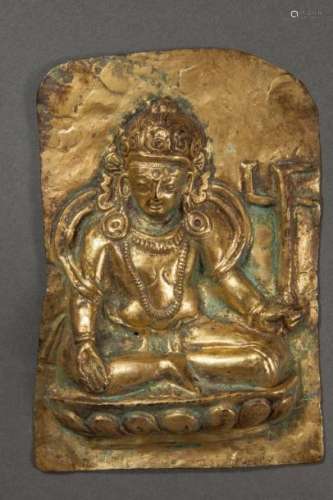 Le Boddhisattva Lokeshvara  assis en dhyanasana sur un socle lotiforme tenant dans sa main gauche le symbole de prospérité swastika et de l'autre main faisant le geste du don varadamudra. Cuivre repoussé doré au mercure.  Népal. 16 ème siècle. 15 x 10,5 cm
