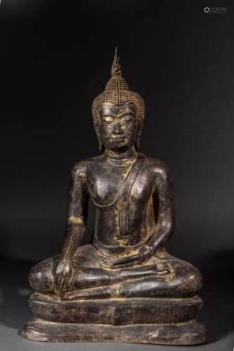 Buddha Maravijaya assis en virasana une main en bumishparshamudra touchant la terre à témoin des plaisirs passés et l'autre main en dhyanamudra posée la paume vers les cieux en offrande, vêtu d'une simple robe monastique moulant son corps juvénile, son visage exprime l'intériorité et la sérénité, coiffé de fines bouclettes surmontée de la protubérance crânienne ushnisha symbole de sa connaissance d'ou s'échappe un rasmi flammé illustrant le départ de l'âme vers le nirvana. Bronze à patine brune et traces de dorure. Thaïlande. Royaume de U- Thong. 15 ème siècle. Ht 56cm x  36cm. Provenance ancienne collection Mr R. France 1970