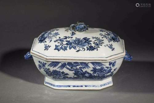 Terrine couverte de la Compagnie des Indes à tenon de préhension d'un grenade et anses latérales à têtes de sanglier en porcelaine blanche décoré en bleu cobalt sous couverte. Chine. Dynastie Qing. 18 ème siècle.   31cmx22,5cm. Eclat à l'intérieur du couvercle.