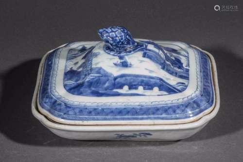 Légumier en porcelaine bleu et blanc de la compagnie des Indes à décor de paysage lacustre. Chine. 18 ème siècle.25x22,5cm.