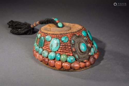 Khampa, coiffe de lama en textile cousu d'une marqueterie de perles, corail, turquoises et cornalines serti d'un médaillon d'argent repoussé. Zanskar. 19 ème siècle. Diam 25cm x 13cm.