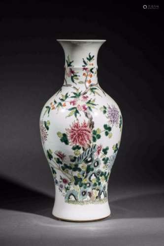 Vase balustre en porcelaine famille rose décoré en émaux polychromes sur la couverte de branchages et bouquets fleuris. Chine. Dynastie Qing. Début 20 ème siècle. Marque et période  de l'Empereur  Yuan Shikai  - Hongxia (1916)  .