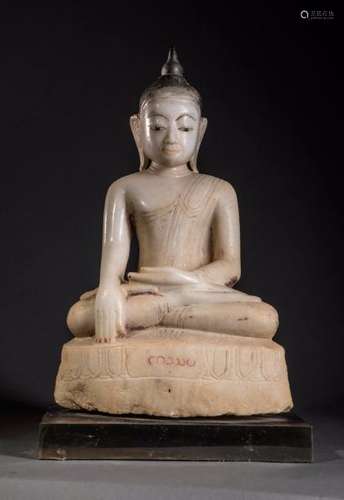 Buddha Maravijaya assis en virasana et bumishparshamudra vêtu d'une robe monastique ciselée et coiffé d'un important rasmi piriforme. Marbre blanc et polychromie. Birmanie. Royaume d'Ava. 19 ème siècle. Ht 58cm x  36cm.Provenance ancienne collection Mr R. France 1970