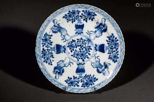 Cinq assiettes en porcelaine blanche décorée en bleu cobalt sous couverte. Chine. Dynastie Qing. 18 ème siècle.