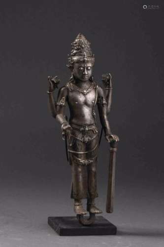Vishnu debout dans une posture hiératique, sous une forme à quatre bras tenant des attributs, appuyé sur sa massue 