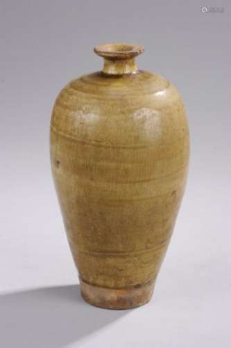 Vase meïping en grès porcelaineux à couverte monochrome tilleul craquelé. Chine. Dynastie Ming. 1368 à 1644.Ht 24cm.Erosion de glaçure au col.