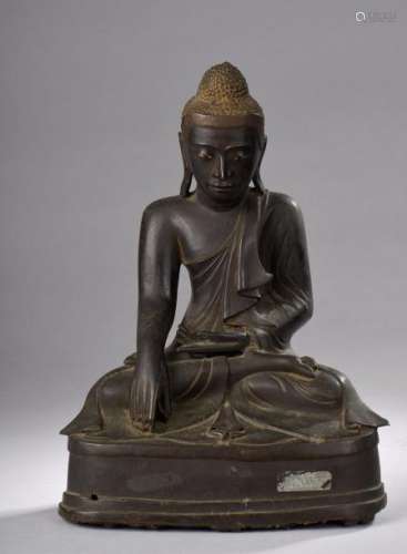 Buddha Maravijaya assis en dhyanasana la main droite dans la prise de la terre à témoin. Bronze à patine brune. Thaïlande. Royaume de Mandalay. 19 ème siècle. 32cm.