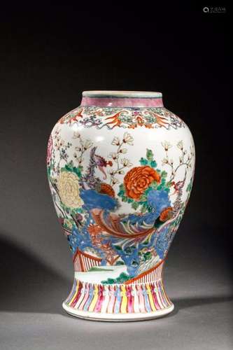 Potiche en porcelaine de la famille rose décoré en émaux polychromes sur la couverte de bosquets fleuris habités par un couple de Phoenix. Chine. Dynastie Qing. 19 ème siècle. Ht 38cm x Diam 13cm.