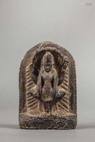 Stèle votive, Vishnu Anatashayana figuré debout dans une posture hiératique abrité par un chaperon septacéphal du roi Naga, Shesha, symbolisant le 
