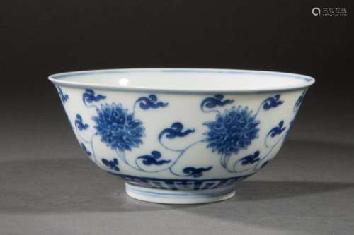 Coupe sur pied en couronne en porcelaine blanche décorée en bleu cobalt sous couverte de guirlandes de pivoines épanouies et frises lotiformes. Marque Kangxi à six caractères. Chine. Dynastie Qing.  Ht  7cm x diam 16cm.