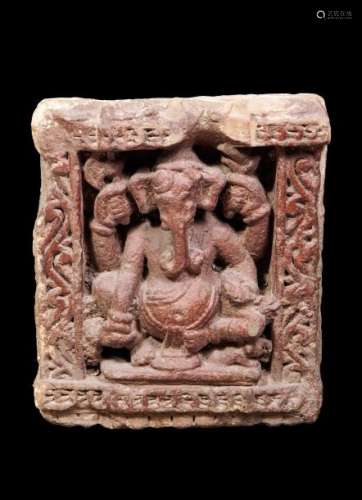 Frise de sanctuaire illustré  en haut relief de  Ganesh  assis en lalitasana posture de délassement  sous une forme à quatre bras tenant des attributs. Encadré de frises de rinceaux. Pierre grès rose. Inde. Rajasthan. 14 à 16 ème siècle. 42 x 36 x 10 cm