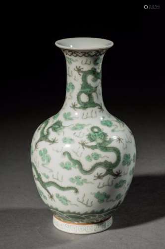 Vase balustre en porcelaine de la famille verte décoré en émaux polychromes sur la couverte de dragons célestes à cinq griffes flottant dans des cieux parsemés de nuages tsi. Chine.  Qing. Marque et période de l'Empereur Dao Guang. 1821 à 1850. Ht 18 cm. Ancienne collection de Mr Roger meffreys ambassadeur de France en Chine de 1936 à 1946