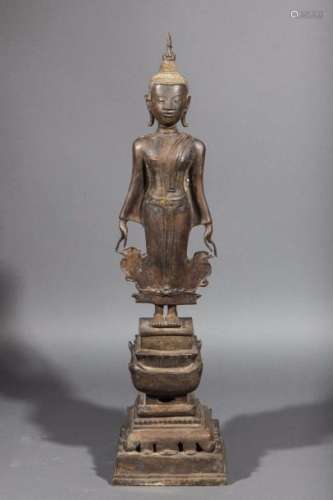 Buddha debout sur un haut socle étagé. Bronze. Laos. Royaume de Bansaï Fong. 18 ème siècle. 81cm.