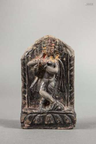 Stèle votive Venugopala Krishna l'un des avatars de Vishnu jouant de la flûte pour charmer les bergères gôpis. Grès laqué noir à traces de puja. Inde. Orissa. 15 ème à 16 ème siècle. 16x10cm.