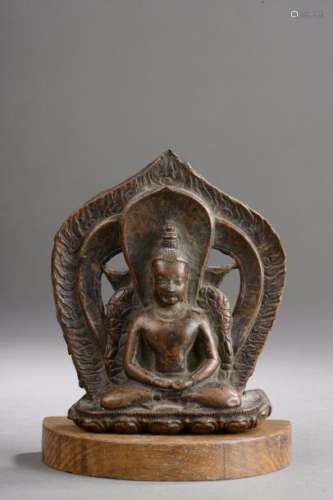 Le Buddha Amitâbha assis en dhyanasana les mains en dhyanamudra coiffé d'un haut chignon en stupa et auréolé d'une importante mandorle. Cuivre repoussé. Tibet. 14 à 15 ème siècle. 9cm.