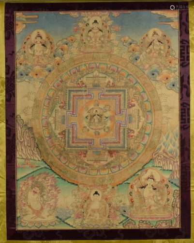 Tanka Mandala, Tara verte  illustré sur trois registres de Boddhisattvas et Dharmapalas autour  du mandala centrale composé d'un cercle lotiforme et d'un carré aux quatre points cardinaux. Pigments polychromes sur textile entouré d'un brocart. Tibet. 18 ème siècle. Ht  64cm x   47cm. Avec brocard 117x70cm.