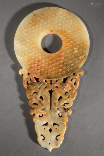 Disque Bi à tenon de préhension ouvragé de motifs archaïsants. Jade miel à oxydation. Chine. De style archaïque. Ht 27 x Diam 15 cm.