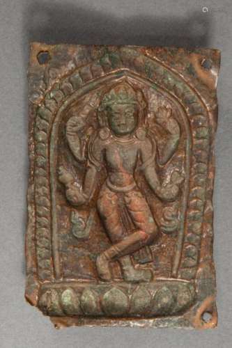 Divinité tutélaire, adoptant la posture de Krishna et tenant de ses quatre bras les attributs de Vishnu et Shiva. Cuivre repoussé partiellement doré au mercure. Chine. Tibet. 17 ème siècle. 12x9cm.