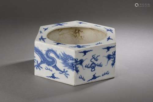 Objet de lettré, rince pinceaux hexagonale à paroi droite et ouverture circulaire en porcelaine blanche décorée en bleu cobalt sous couverte de deux dragons affrontés convoitant la perle d'éternité. Chine. Dynastie Qing. 19 ème siècle.  Ht 9cm x 21cm.