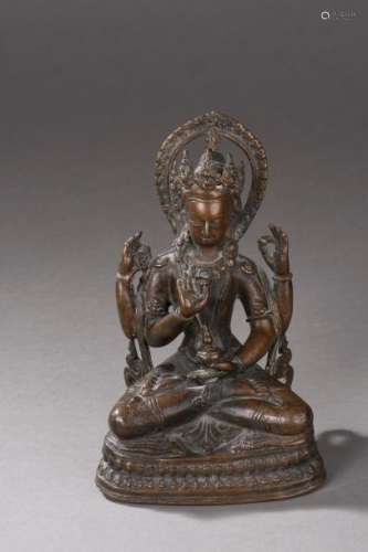Le Buddha Amitayus assis en vajrasana sur un double socle lotiforme sous une forme à quatre bras marquant des mudras et tenant le vase rituel Kalasha, paré de joyaux et d'un diadème et auréolé d'un nimbe flammé. Bronze à patine mordorée. Tibet. 19 ème siècle.  17,5cm. Usures et chocs.