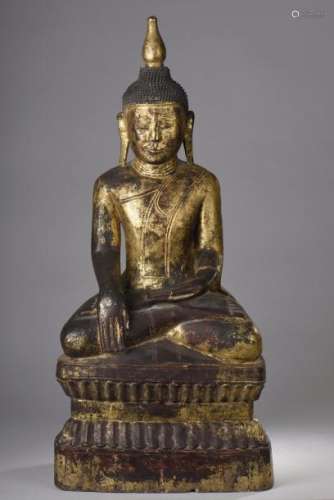 Buddha Maravijaya assis sur un haut socle lotiforme, une main en bumishparshamudra et l'autre en dhyanamudra, coiffé de l'ushnisha et d'un haut rasmi. Bois laqué et doré. Birmanie. Royaume d'Ava. 18 ème siècle. 76cm.