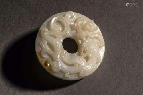 Disque Bi ciselé de motifs archaïsants sur une face et chimères lovés sur l'autre face. Chine. Dynastie Qing. Diam 4,5cm.