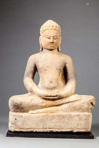 Buddha assis en virasana les deux mains en dhyanasana dans son giron sur un socle lotiforme vêtu d'une simple robe monastique lui couvrant l'épaule gauche simulé d'un simple trait le visage coiffé de larges boucles spiralées. Pierre grès beige. Thaïlande. Royaume de dvaravati. 8 ème siècle. 42cm. Provenance ancienne collection Mr R. France 1970