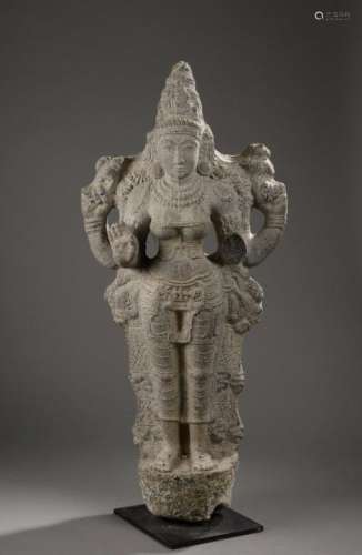 Lakshmi debout dans une posture hiératique coiffée de la haute tiare Mukuta sous une forme à quatre bras tenant des attributs et marquant des mudras . Granit gris. Royaume Vijayanagar. Inde du Sud. Karnataka.14 à 16 ème siècle.   94x46cm. Cassure à la main gauche.