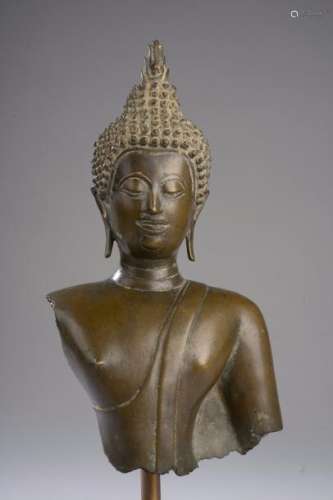 Buste de Buddha à l'expression sereine vêtu de la robe monastique utarasanga. Bronze à patine brune. Royaume d'Ayutthaya. Thaïlande. 17 ème siècle. Ht 34cm