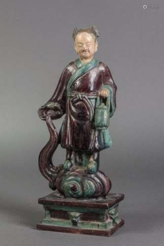 He Xiangu, déesse immortelle, représentée debout tenant un panier et une écharpe volante. Grès émaillé turquoise et aubergine. Chine. Dynastie Ming. 35,4 x 12,5 cm