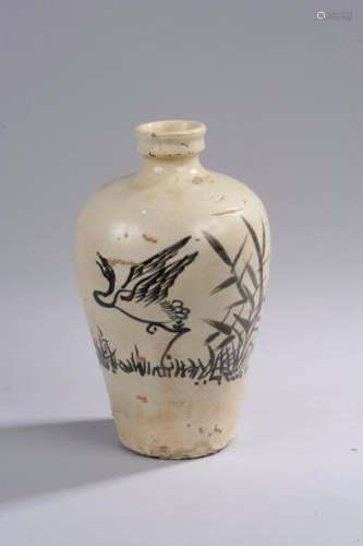 Vase meïping Cizhu décoré en ocre brun sur couverte blanc crémeux d'un échassier prenant son envol. Grès porcelaineux. Chine. Dynastie Ming. 1368 à 1644. Ht 21cm.