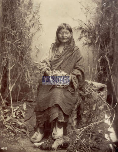 佚名 西藏地区妇人照 1890s 蛋白照片
