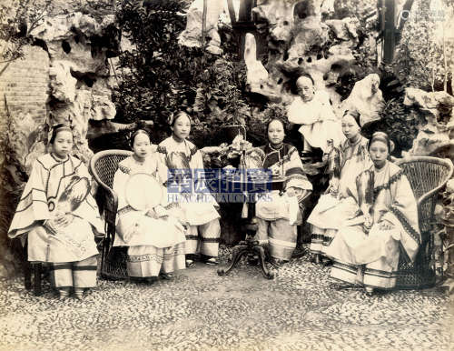 佚名 六女子园中坐像 1880s 蛋白照片
