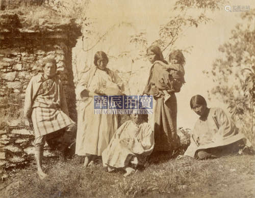 佚名 玛尼堆旁藏民群像 1890s 蛋白照片