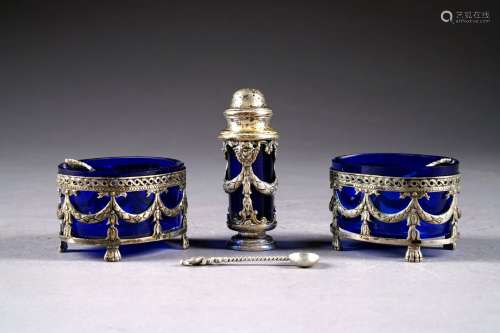 Salière et paire de Salerons, Louis XVI. Doublure mobile en verre bleu cobalt. Monture en argent. Poinçon 800/000. (Avec trois petites cuillères).