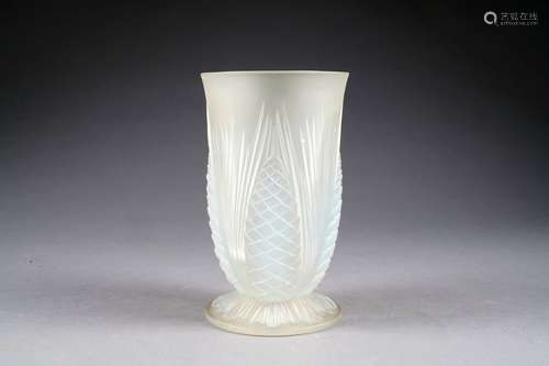 Vase “pommes de pin“. Epais verre moulé, pressé et dépoli. France. Période Art Déco.<br/>Hauteur: 24 cm. Condition: Pas d'accident ni de restauration.